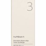 ضدآفتاب رنگی نامبوزین شماره ۳  Numbuzin No.3 Porcelain Base-Skip Tone Up Beige SPF50+ PA++++  ضدآفتاب رنگی نامبوزین شماره ۳ یک محصول چندکاره برای محافظت روزانه از پوست است که با SPF50+ و PA++++ از پوست در برابر اشعه‌های مضر UVA و UVB محافظت می‌کند. این محصول با رنگ بژ طبیعی، علاوه بر محافظت در برابر آفتاب، به روشن‌تر و یکدست‌تر دیده شدن رنگ پوست کمک می‌کند و ظاهر پوست را صاف‌تر و شاداب‌تر نشان می‌دهد.  بافت سبک و رنگ طبیعی این ضدآفتاب باعث می‌شود روی پوست جلوه‌ای یکدست و مرتب ایجاد کند، بدون اینکه ظاهر آن شبیه آرایش سنگین باشد. به همین دلیل می‌توان از آن به‌عنوان بیس آرایش، پرایمر یا جایگزین کرم‌پودر سبک در روتین روزانه استفاده کرد.