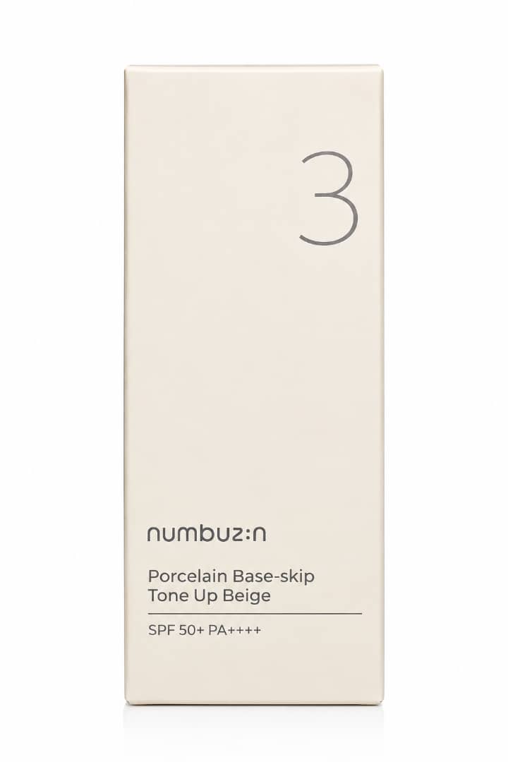 WhatsApp Image 2026-09-28 at 11.40.51 ضدآفتاب رنگی نامبوزین شماره ۳ Numbuzin No.3 Porcelain Base-Skip Tone Up Beige SPF50+ PA++++ ضدآفتاب رنگی نامبوزین شماره ۳ یک محصول چندکاره برای محافظت روزانه از پوست است که با SPF50+ و PA++++ از پوست در برابر اشعههای مضر UVA و UVB محافظت میکند. این محصول با رنگ بژ طبیعی، علاوه بر محافظت در برابر آفتاب، به روشنتر و یکدستتر دیده شدن رنگ پوست کمک میکند و ظاهر پوست را صافتر و شادابتر نشان میدهد. بافت سبک و رنگ طبیعی این ضدآفتاب باعث میشود روی پوست جلوهای یکدست و مرتب ایجاد کند، بدون اینکه ظاهر آن شبیه آرایش سنگین باشد. به همین دلیل میتوان از آن بهعنوان بیس آرایش، پرایمر یا جایگزین کرمپودر سبک در روتین روزانه استفاده کرد. - تصویر 1
