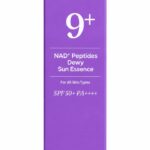 ضدآفتاب نامبوزین شماره ۹ Numbuzin No.9  ضدآفتاب Numbuzin No.9 NAD+ Peptides Dewy Sun Essence با SPF50+ PA++++، محافظت بالایی در برابر اشعه‌های مضر UVA و UVB ایجاد می‌کند. این محصول علاوه بر محافظت در برابر آفتاب، با ترکیباتی مانند NAD+، ۹ نوع پپتید، کلاژن و نیاسینامید به مراقبت و حفظ ظاهر شاداب و انعطاف‌پذیر پوست کمک می‌کند.